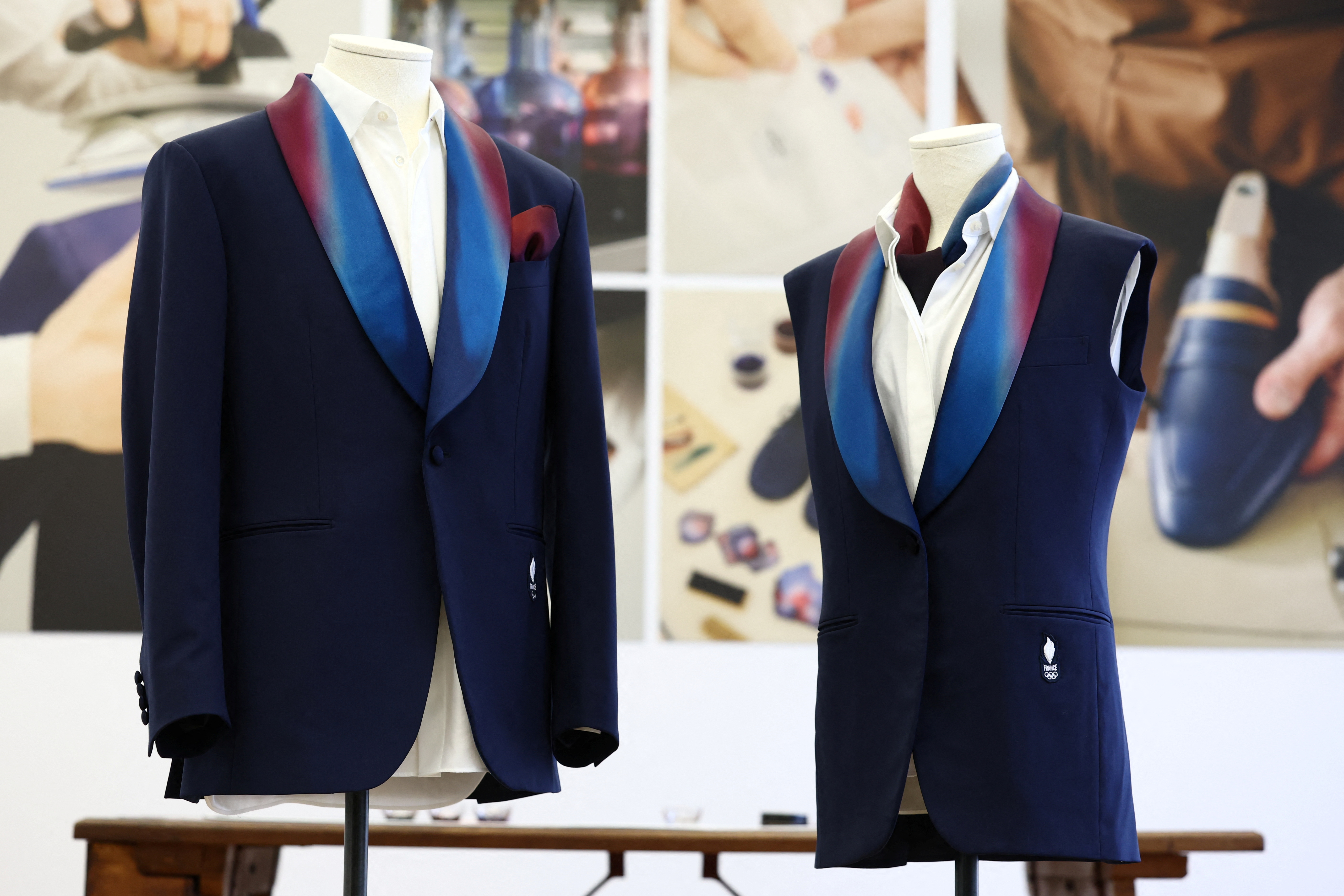 Đồng phục diễu hành của các vận động viên Pháp là những set tuxedo màu xanh nước biển với ve áo ombre ánh hồng.