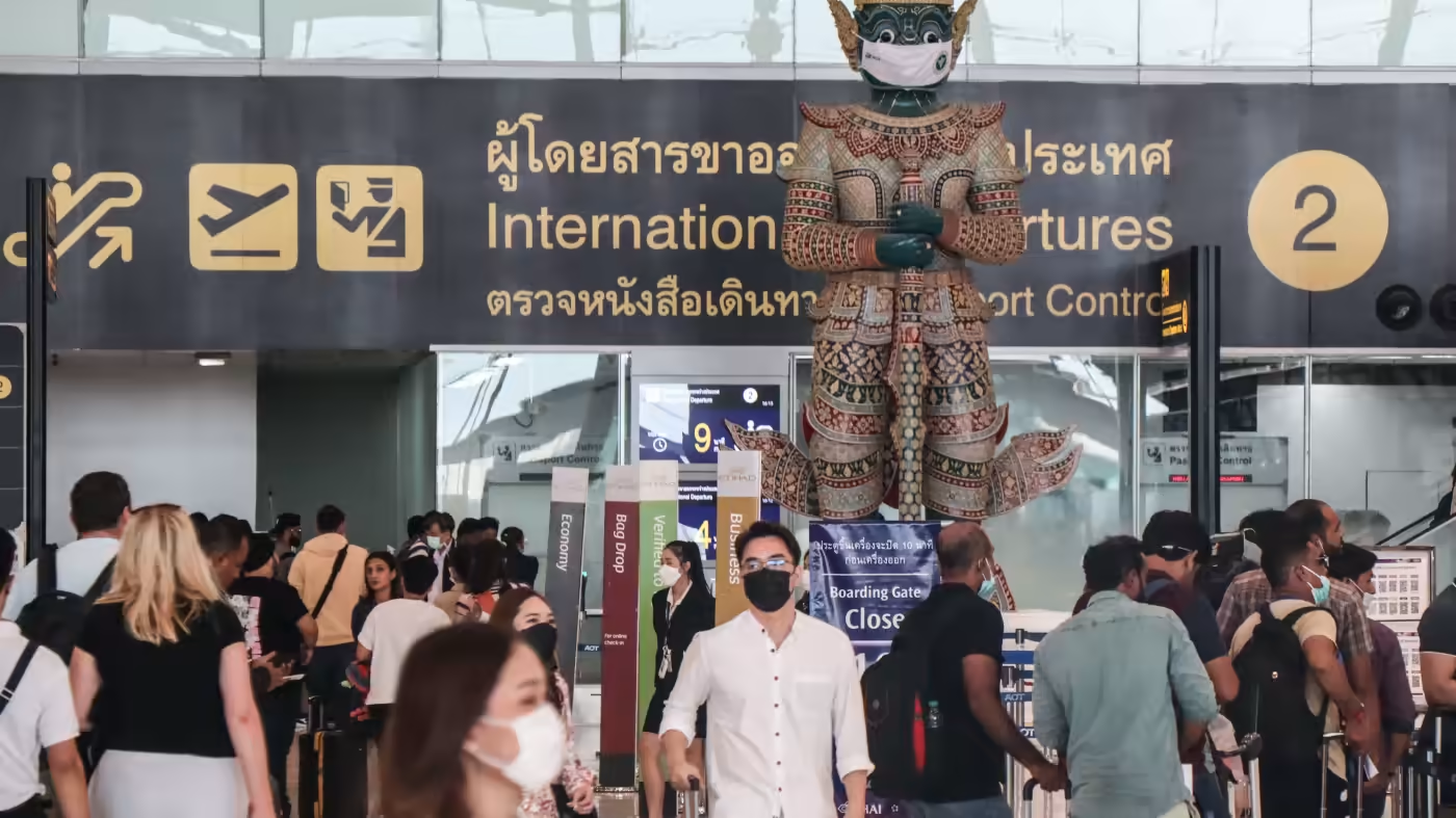 Trước đ&oacute;,&nbsp;Th&aacute;i Lan dự kiến thu ph&iacute; du lịch 300 baht đối với mỗi kh&aacute;ch quốc tế đến Th&aacute;i Lan bằng đường h&agrave;ng kh&ocirc;ng.