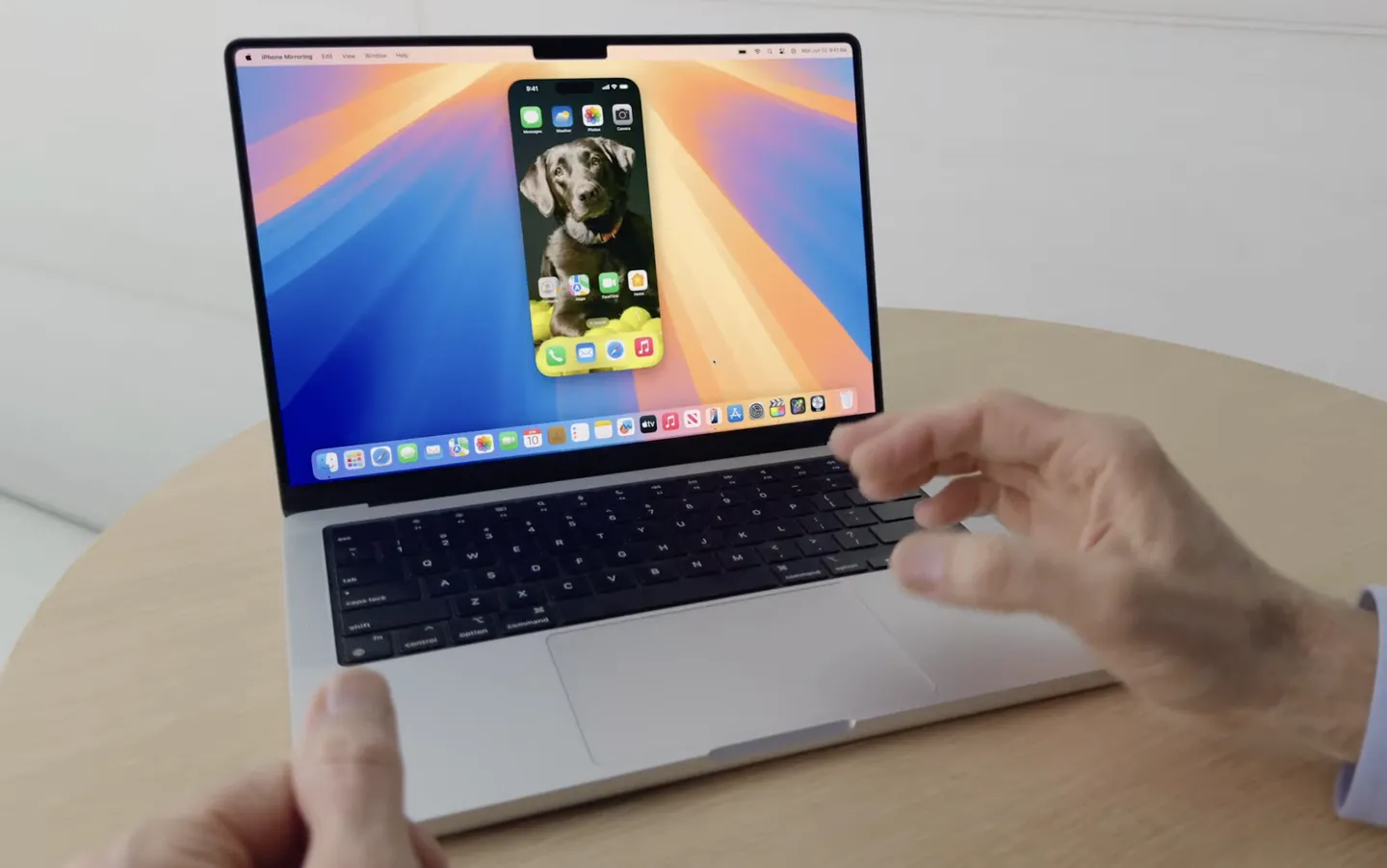 Màn hình iPhone đang được trình chiếu trên màn hình Macbook.