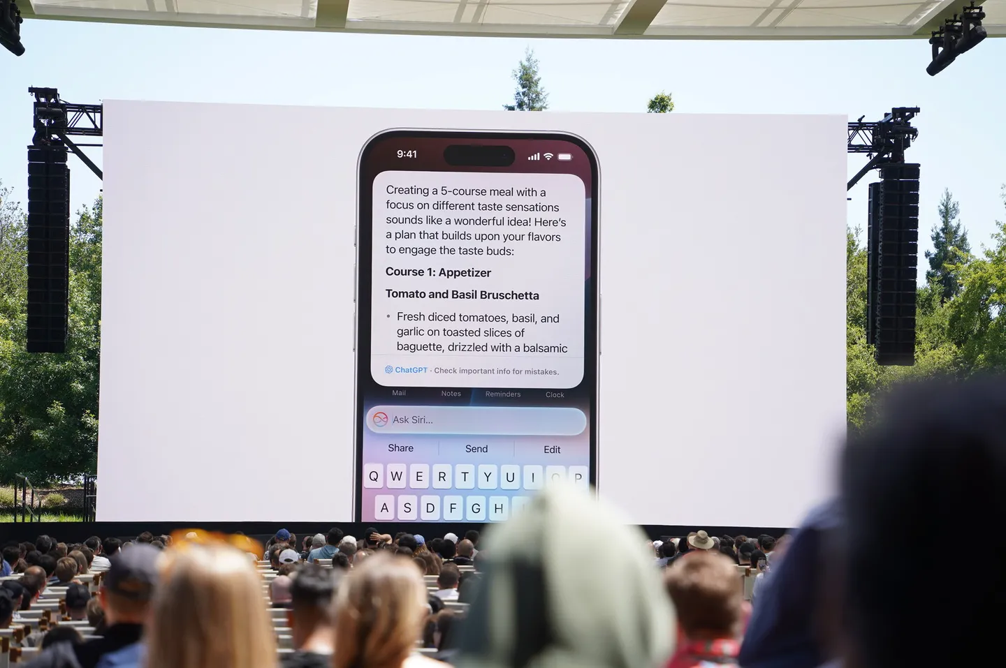 Trợ lý ảo Siri được tích hợp sâu hơn vào iPhone.
