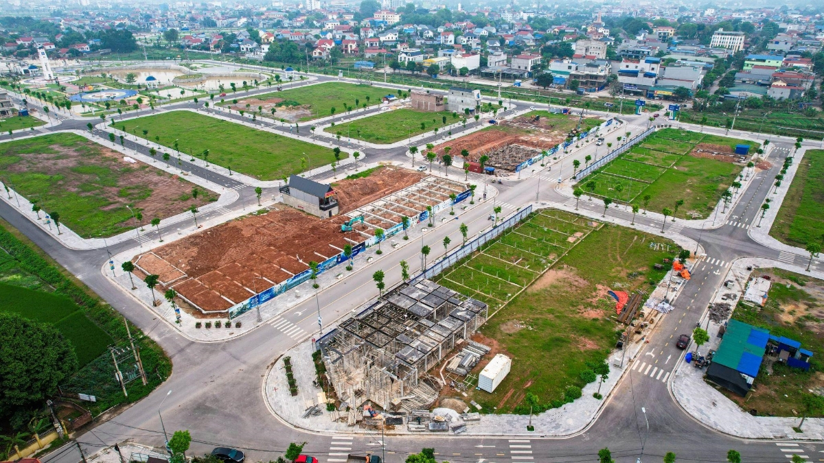 Dãy nhà phố đường Nguyễn Thị Minh Khai khu đô thị Tấn Đức Central Park tháng 05/2024. Ảnh: Tấn Đức.