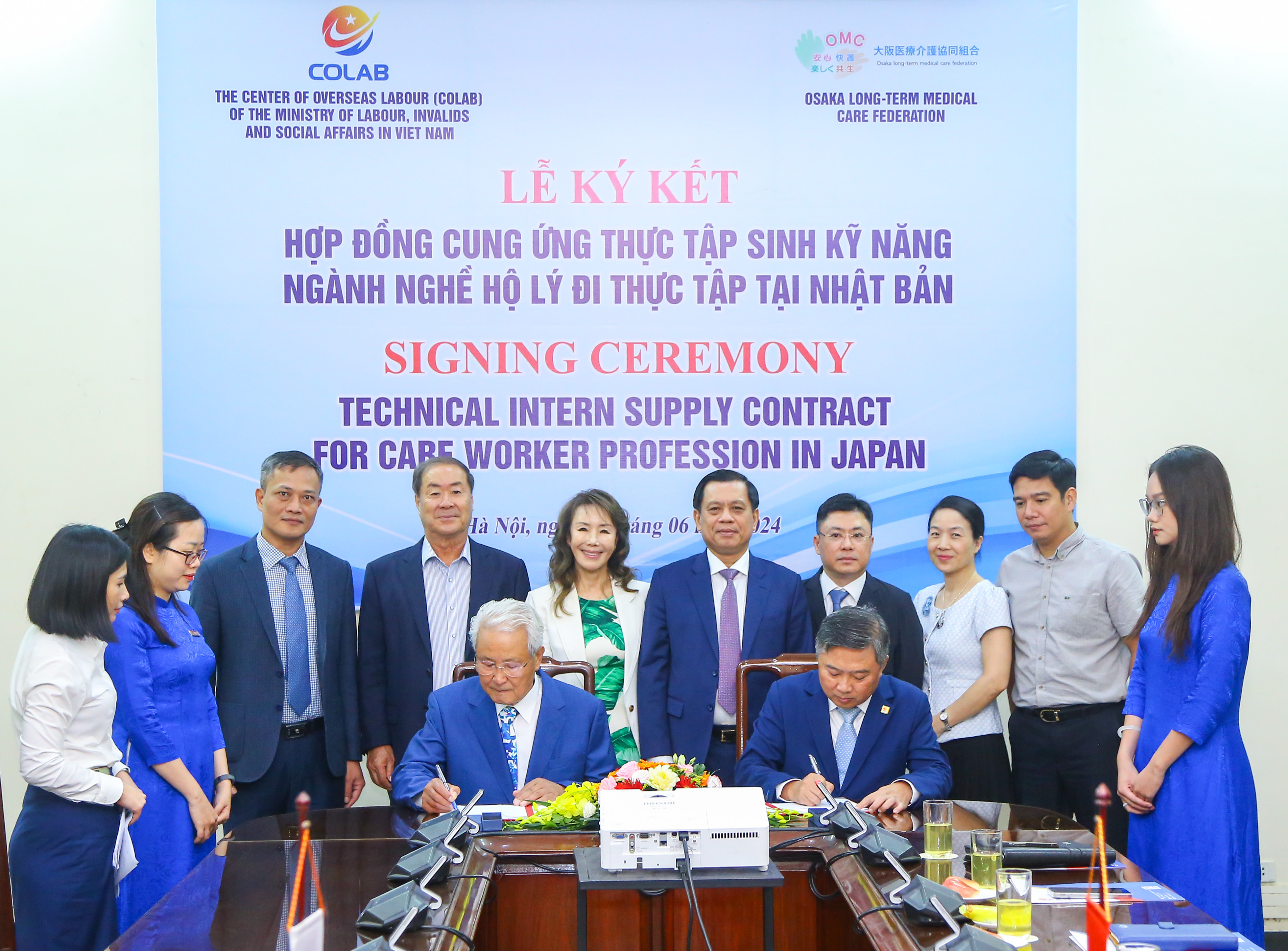  Giám đốc Trung tâm Lao động ngoài nước Đặng Huy Hồng và Chủ tịch Hiệp hội chăm sóc y tế Osaka Takeshima Tenmi ký kết hợp đồng. Ảnh: MOLISA.