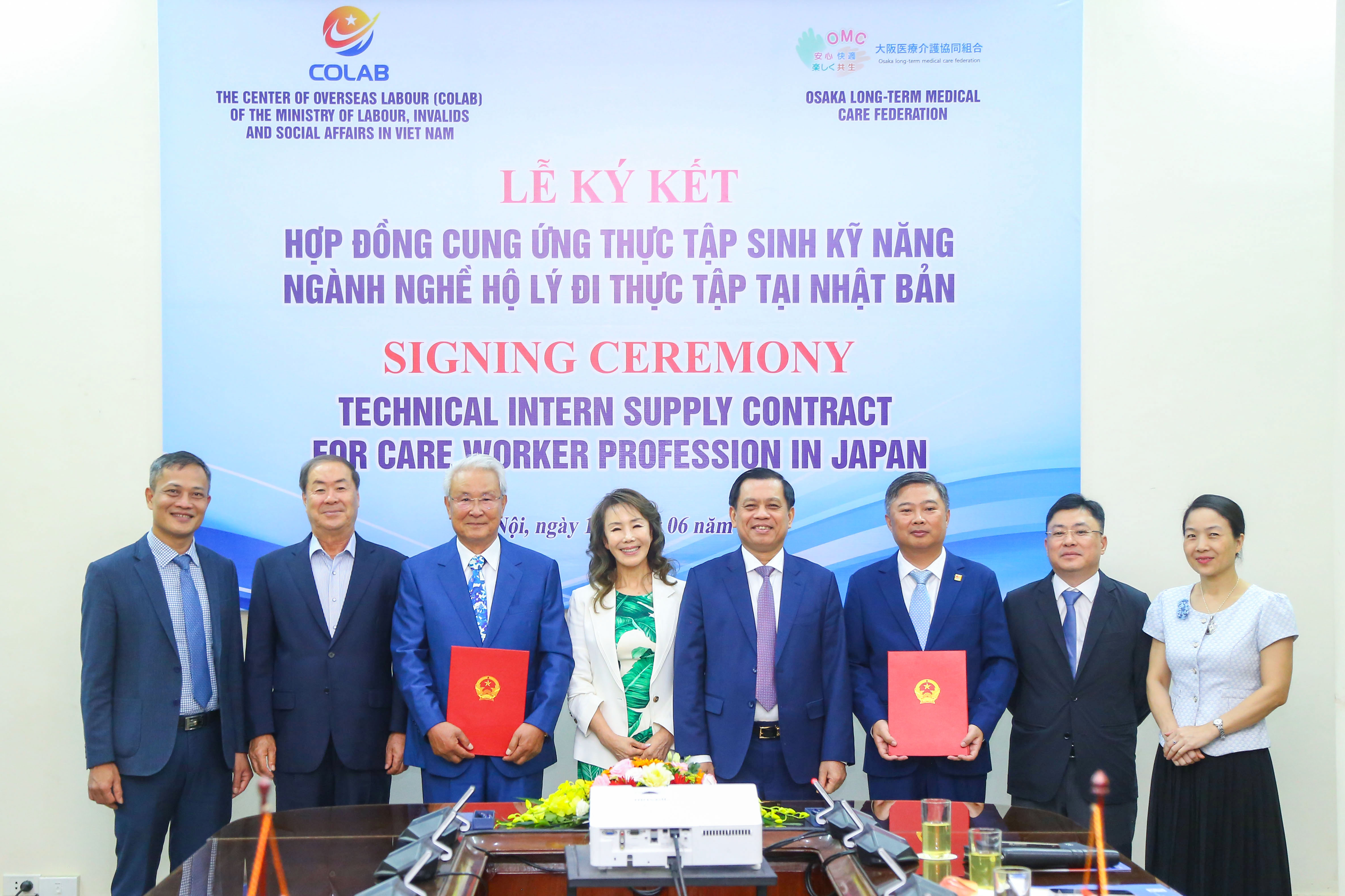 Đại diện các bên tại lễ ký thỏa thuận hợp tác cung ứng nhân lực Ảnh: MOLISA.