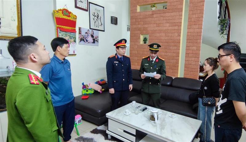 Hành vi sử dụng hóa đơn không hợp pháp có thể cấu thành tội trốn thuế. Khi đó, đối tượng sẽ bị truy tố, xét xử về tội trốn thuế theo quy định.