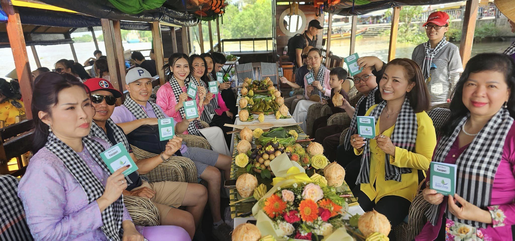 Những du khách tham gia "Net Zero Tours Bến Tre" được trao hộ chiếu Du lịch Xanh (Net Zero Passport). Ảnh: Văn Phong.
