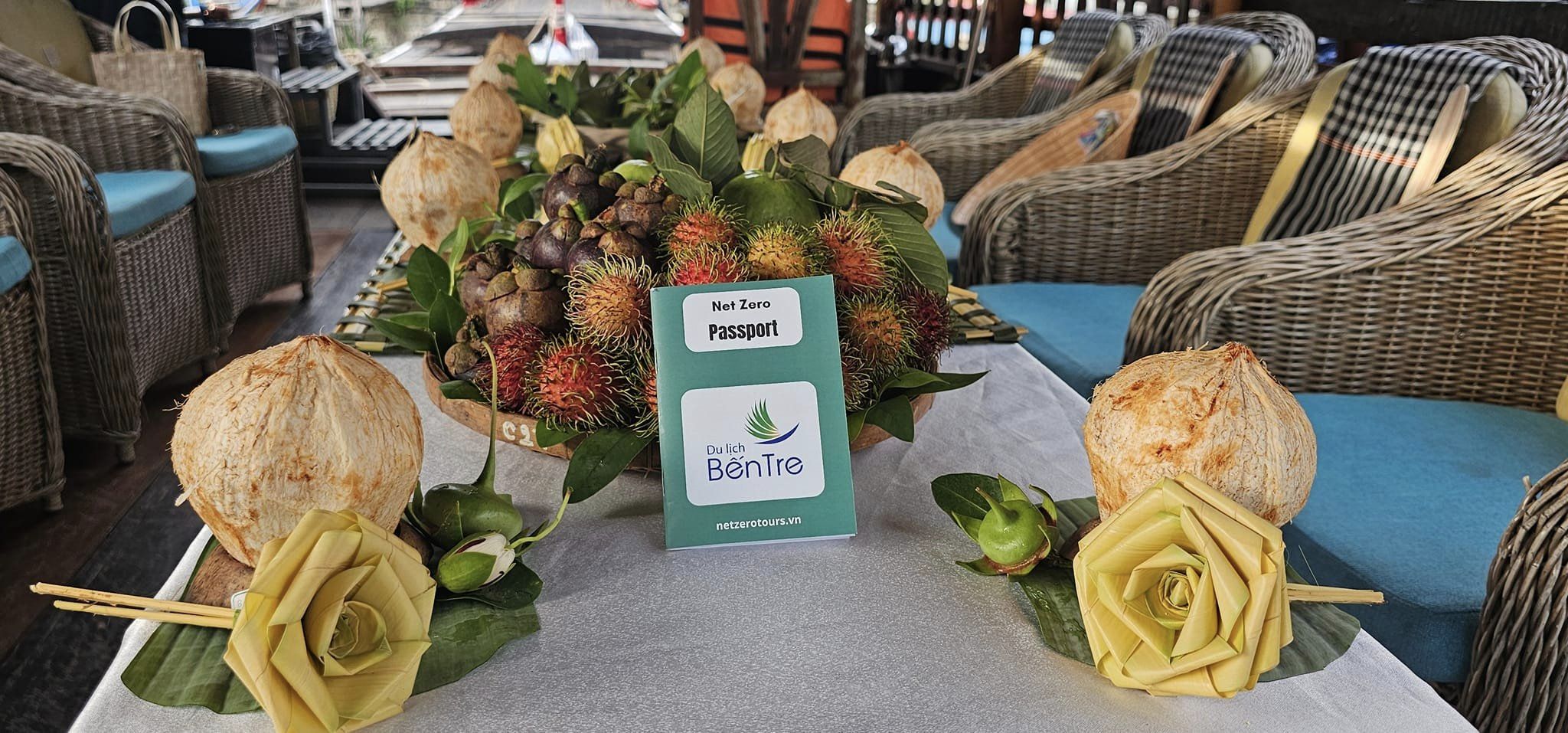 Du kh&aacute;ch được khuyến kh&iacute;ch sử dụng nhiều n&ocirc;ng sản địa phương hơn, hạn chế sử dụng r&aacute;c thải nhựa như t&uacute;i, chai, ống h&uacute;t nhựa.