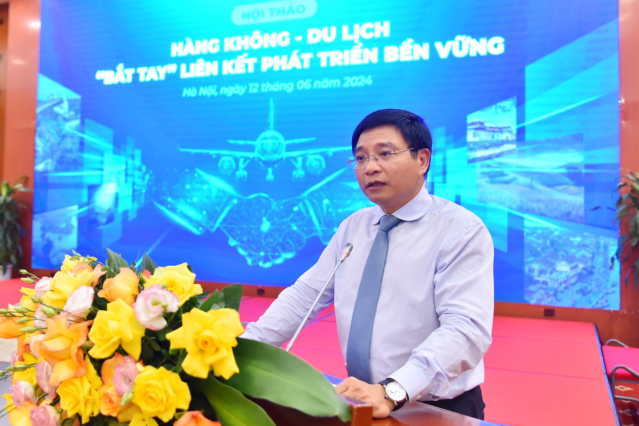 Bộ trưởng Bộ Giao thông vận tải Nguyễn Văn Thắng  phát biểu tại hội thảo.