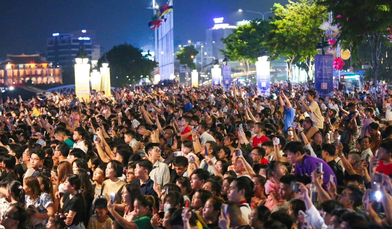 Người d&acirc;n chen k&iacute;n b&ecirc;n s&ocirc;ng S&agrave;i G&ograve;n xem 1.100 drone trong buổi bế mạc lễ hội s&ocirc;ng nước TP.HCM lần thứ 2. Ảnh: DL.