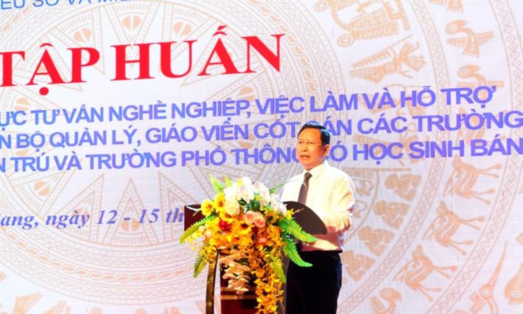 Vụ trưởng Vụ Giáo dục Chính trị và Công tác học sinh, sinh viên Trần Văn Đạt phát biểu tại tập huấn. Ảnh: MOET.