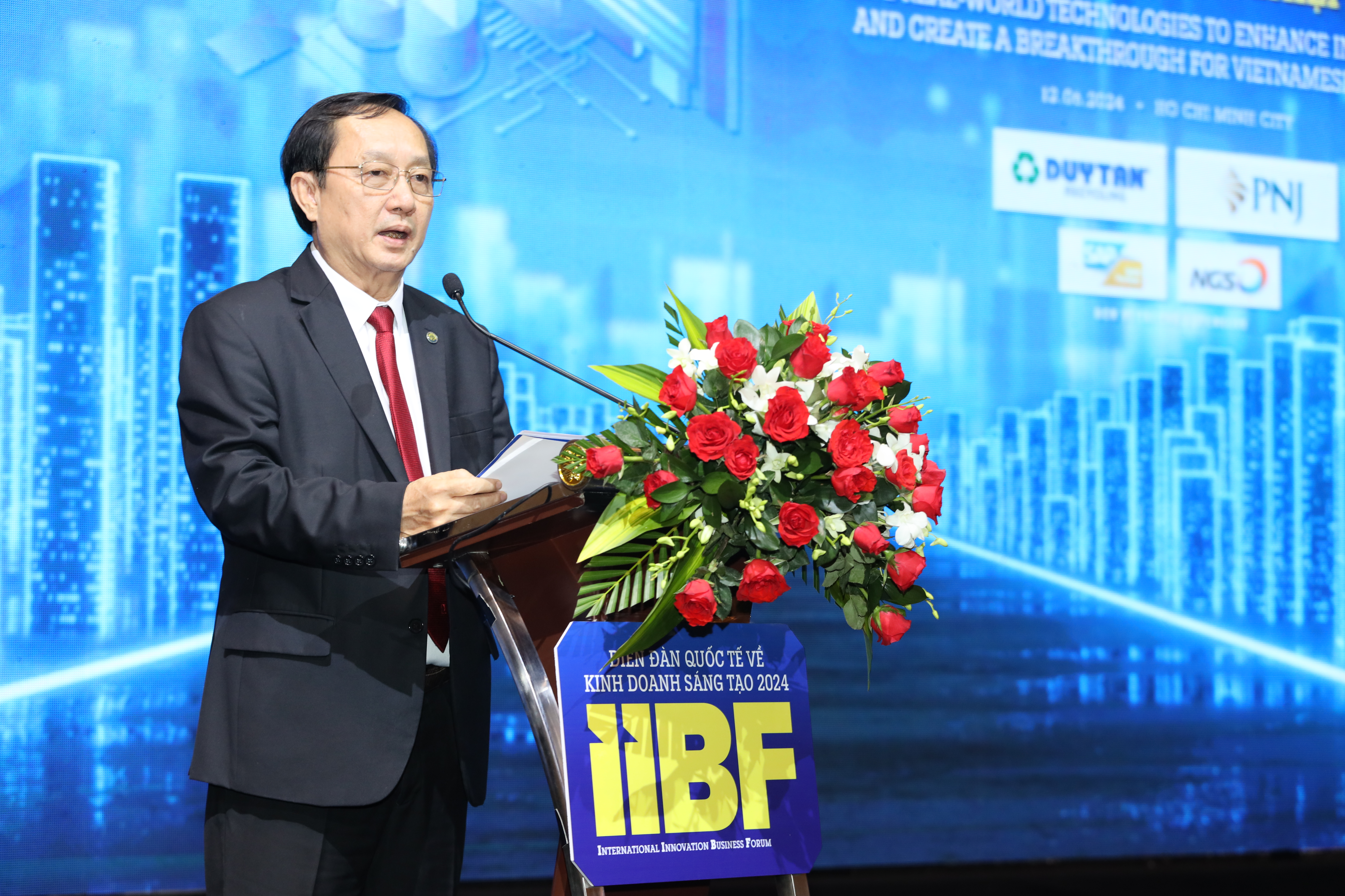 Ông Huỳnh Thành Đạt, Bộ trưởng Bộ Khoa học và Công nghệ, phát biểu tại diễn đàn.