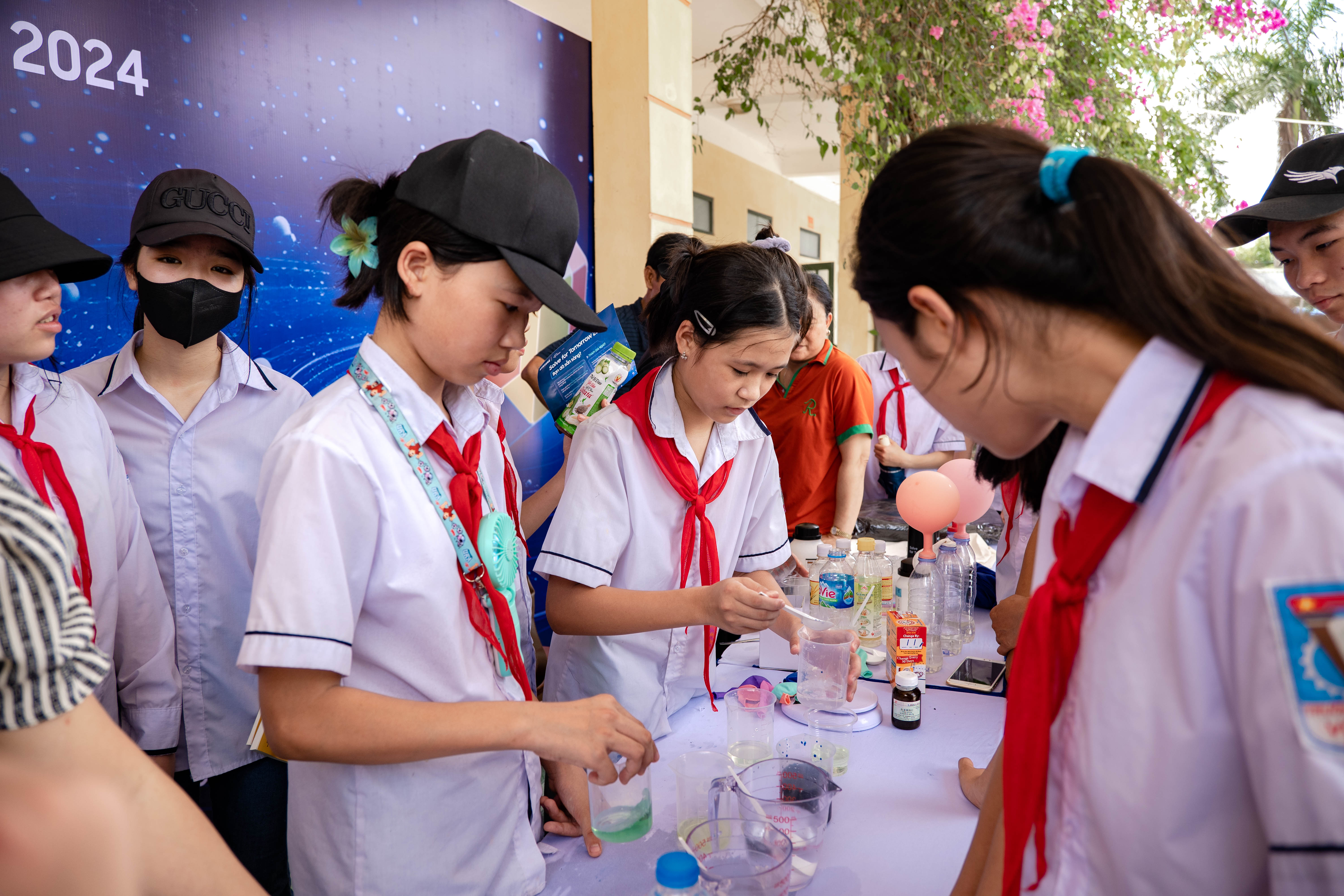 Các em tích cực tham gia hoạt động thí nghiệm.