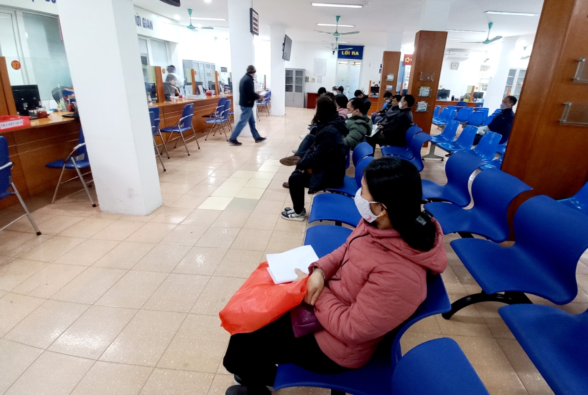Người lao động hưởng chế độ liên quan đến bảo hiểm xã hội tại Hà Nội. Ảnh: N.Dương.
