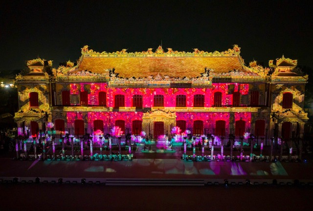 Lung linh sắc màu Đêm bế mạc Festival  nghệ thuật quốc tế Huế 2024. 