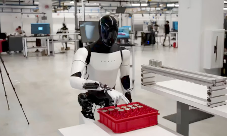 Tesla đưa 2 robot hình người vào làm việc tại nhà máy