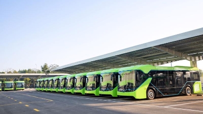 Hanoi targets 100% buses running on electric or green energy