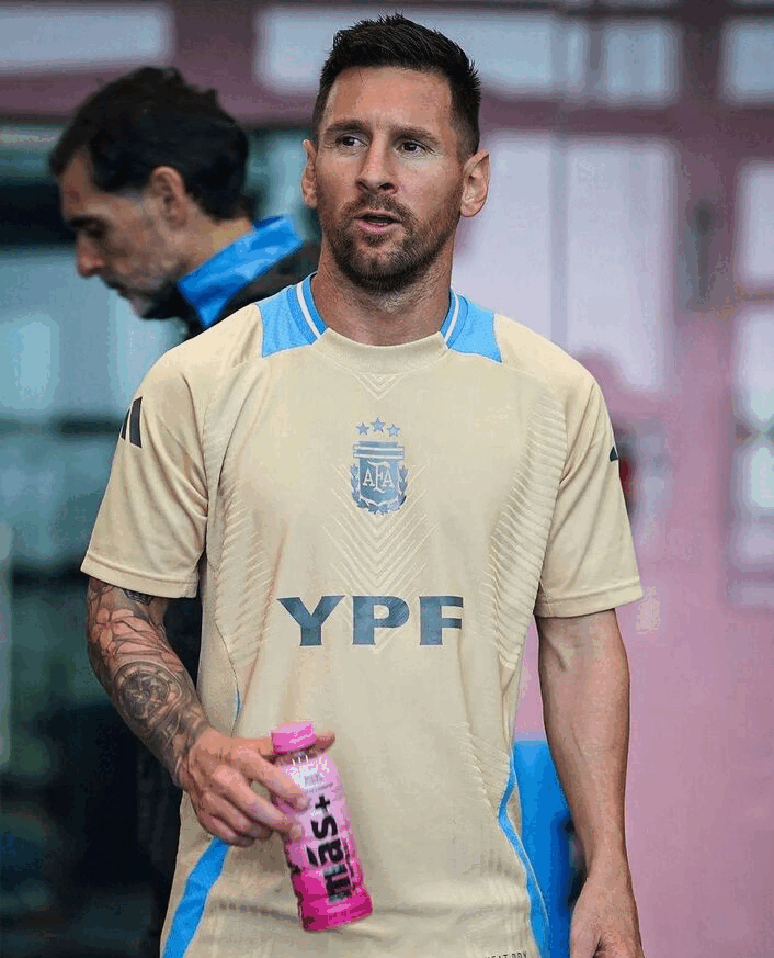 Loại nước chức năng c&oacute; t&ecirc;n M&aacute;s  của Messi l&agrave; thức uống &iacute;t đường chứa chất điện giải v&agrave; vitamin.