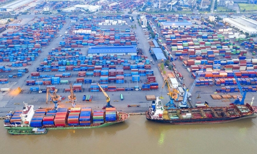 Giá cước container lại neo cao như thời Covid, triển vọng nào cho cổ phiếu nhóm cảng biển? 