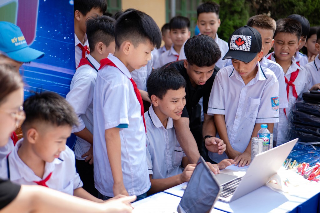 Các em hào hứng tham gia trải nghiệm.