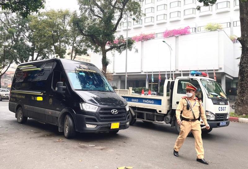 Xe hợp đồng hiện không vào bến và không xuất vé, gây khó cho quản lý hoạt động kinh doanh vận tải và quản lý thuế.