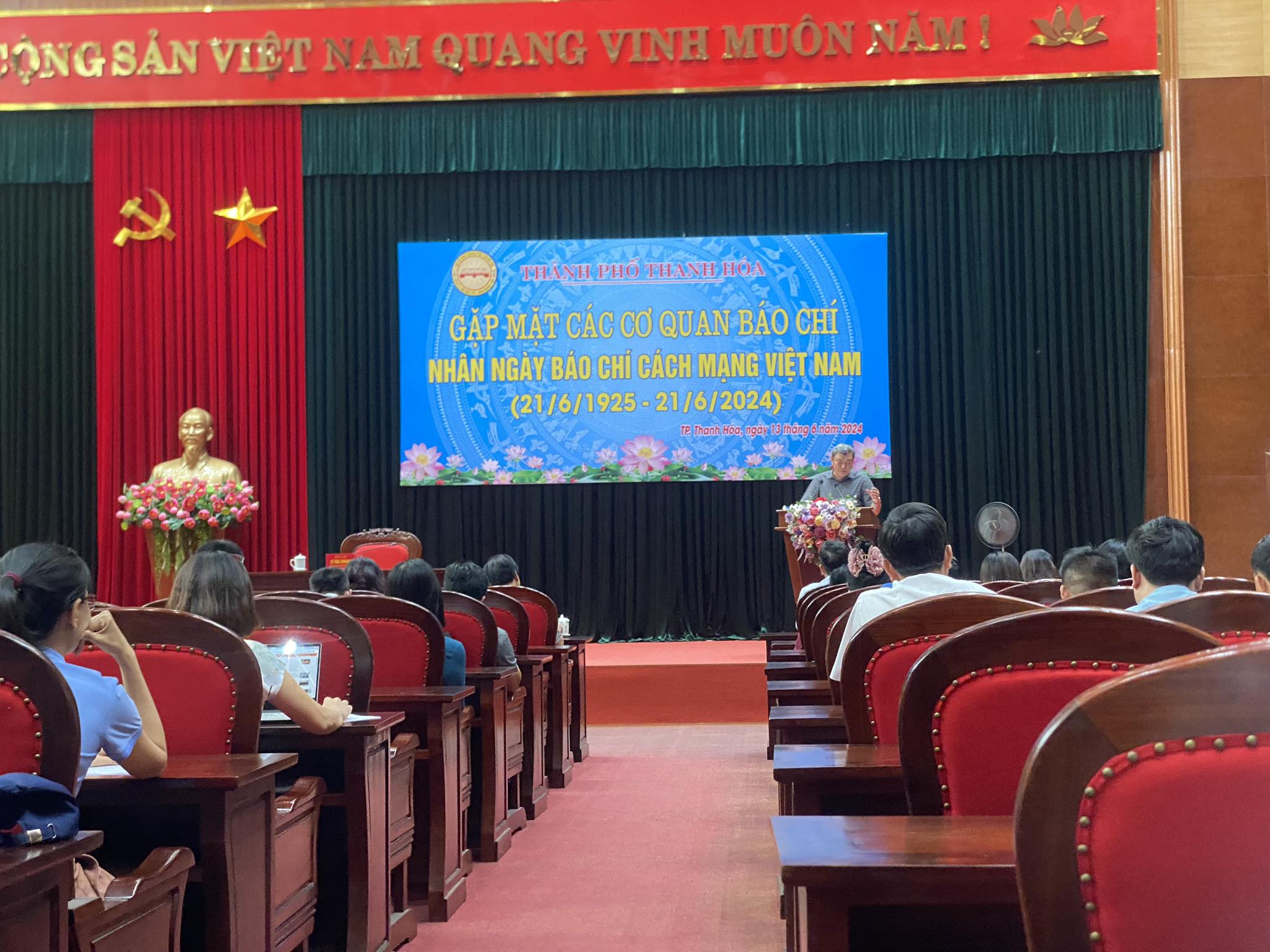 To&agrave;n cảnh buổi gặp mặt