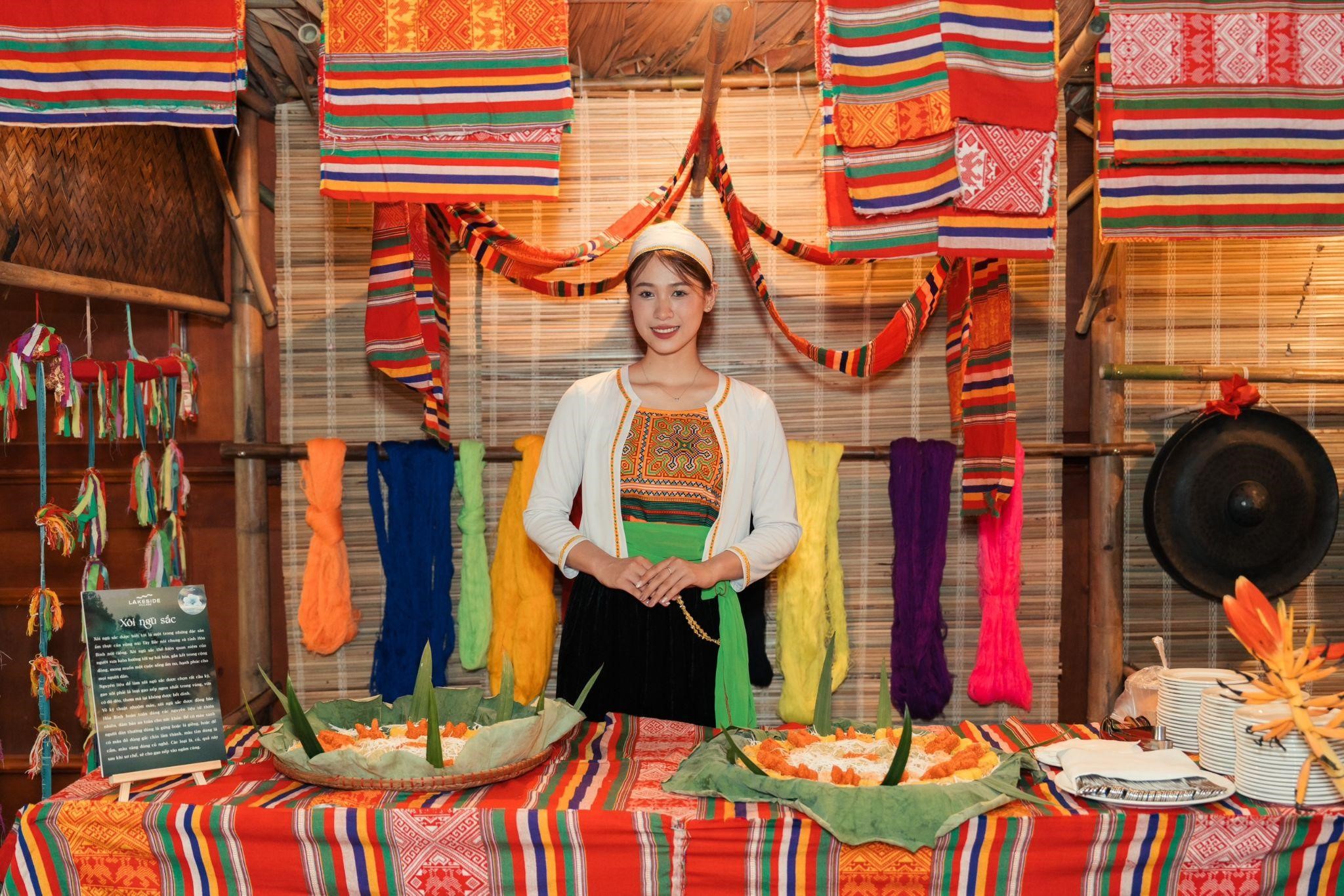 Chợ phi&ecirc;n &ldquo;Th&acirc;n&rdquo; Y&ecirc;n l&agrave; điểm nhấn nổi bật của sự kiện, với kh&ocirc;ng gian mang đặc trưng văn ho&aacute; của người Mường.