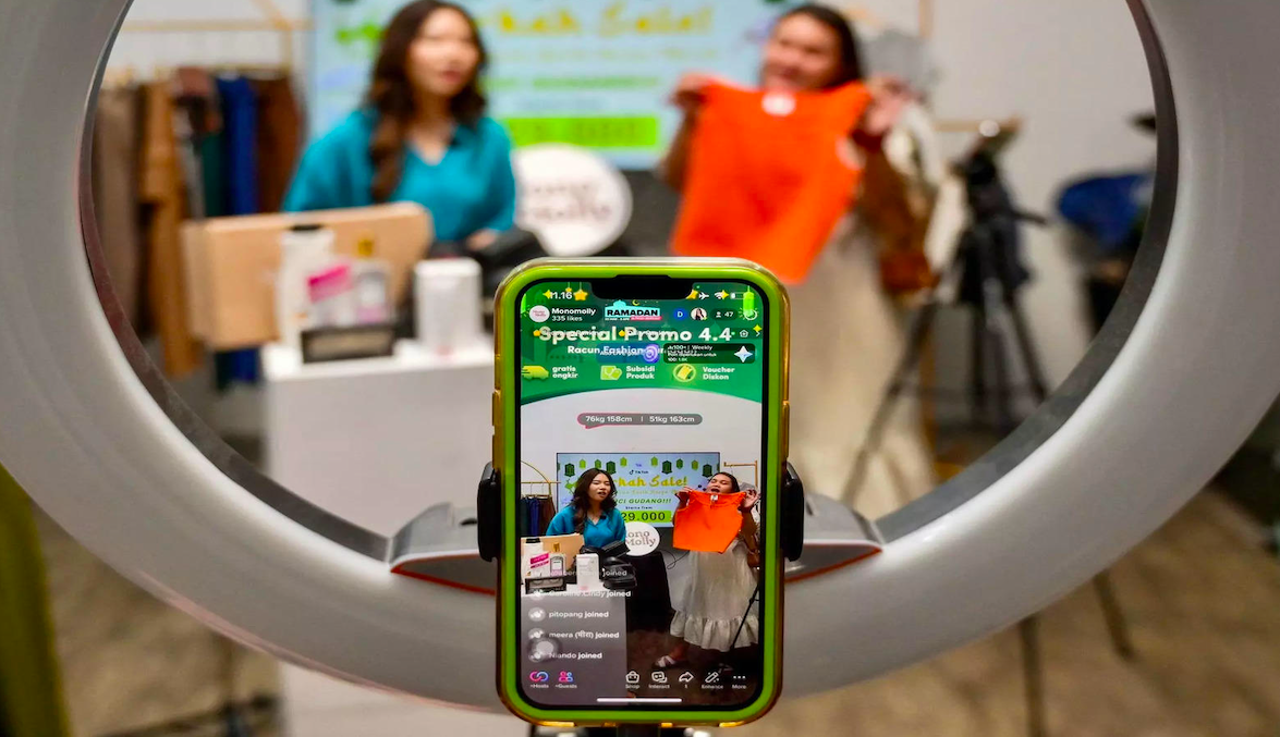 Các nhãn hàng bán trực tiếp sản phẩm trên livestream với mức giá siêu rẻ có thể gây khó khăn với các nhà bán lẻ.