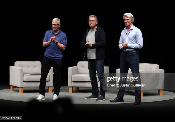 Giám đốc Điều hành Tim Cook (trái), Giám đốc AI John Giannandrea (giữa) và Giám đốc Phần mềm Craig Federighi (phải) phát biểu trong Hội nghị Nhà phát triển Toàn cầu hàng năm của Apple tại Cupertino (California, Hoa Kỳ) vào ngày 10/6/2024.