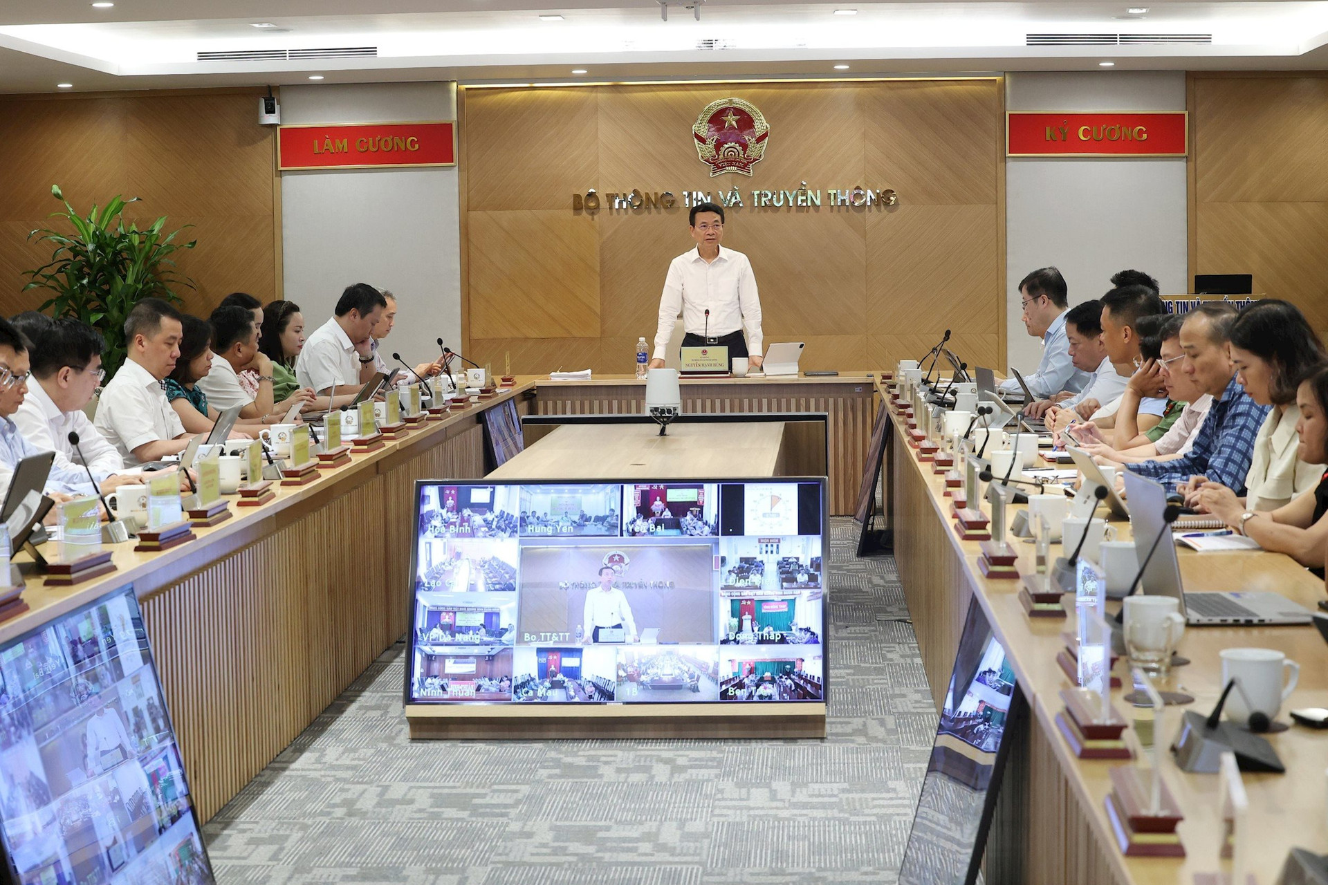 Bộ trưởng Nguyễn Mạnh H&ugrave;ng ph&aacute;t biểu chỉ đạo tại Hội nghị giao ban quản l&yacute; nh&agrave; nước qu&yacute; 2/2024 của Bộ Th&ocirc;ng tin v&agrave; Truyền th&ocirc;ng với c&aacute;c Sở Th&ocirc;ng tin v&agrave; Truyền th&ocirc;ng tr&ecirc;n to&agrave;n quốc.