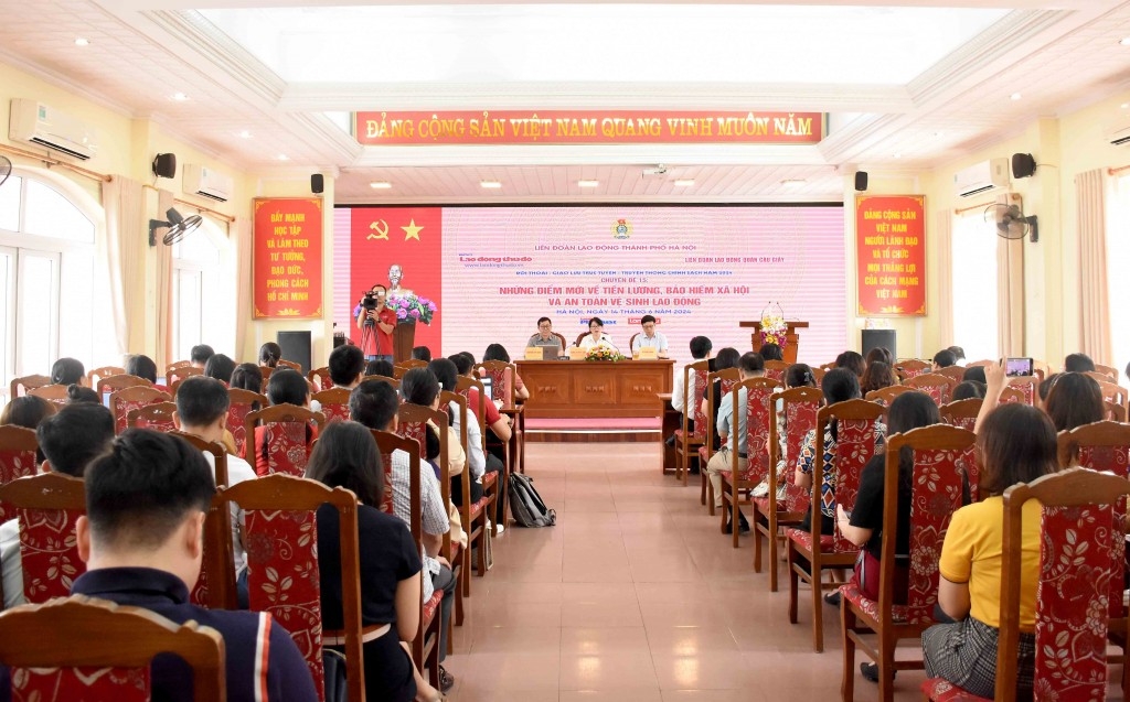 C&aacute;c chuy&ecirc;n gia giải đ&aacute;p băn khoăn của người lao động. Ảnh: LĐTĐ.