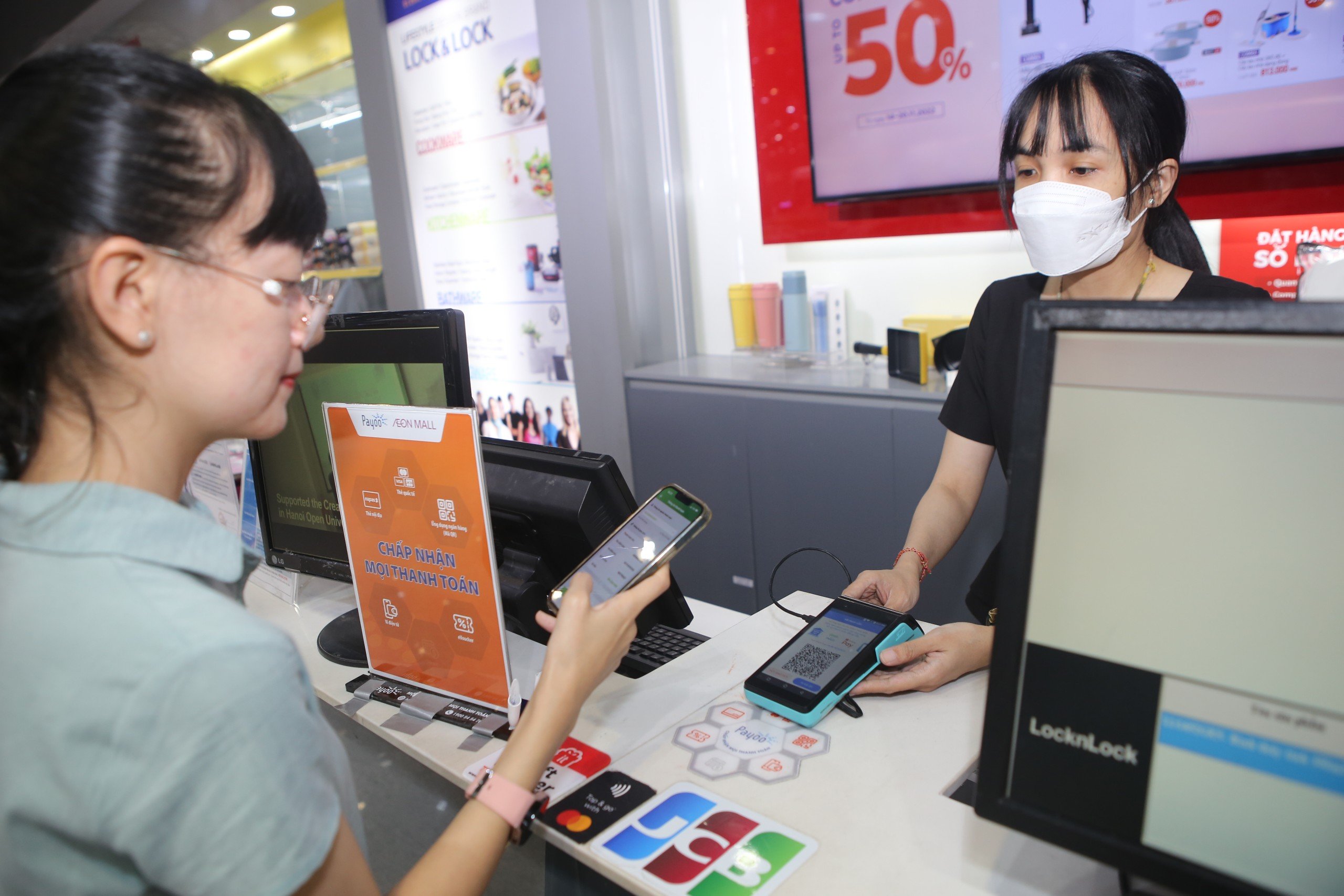 Người dân chọn thanh toán mã QR khi mua sắm tại một cửa hàng tiện lợi - Ảnh minh họa.