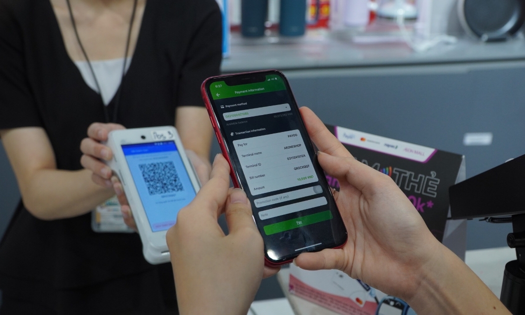 Người dân lựa chọn thanh toán mã QR khi mua sắm - Ảnh minh họa.