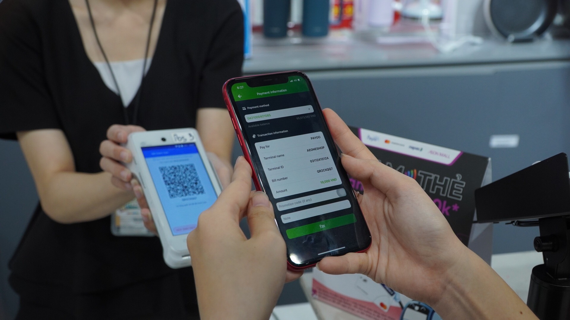Người dân lựa chọn thanh toán mã QR khi mua sắm - Ảnh minh họa.