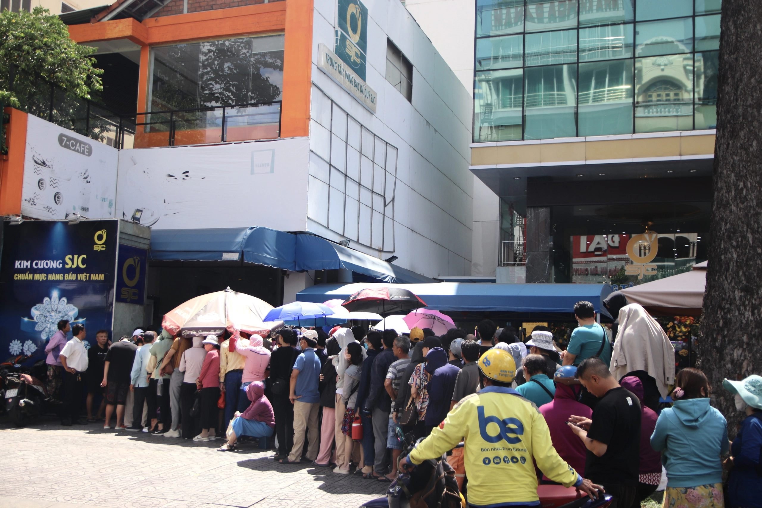 Đ&ocirc;ng đảo người d&acirc;n tại TP.HCM xếp h&agrave;ng mua v&agrave;ng miếng g&acirc;y mất trật tự v&agrave; tiềm ẩn rủi ro- Ảnh minh họa