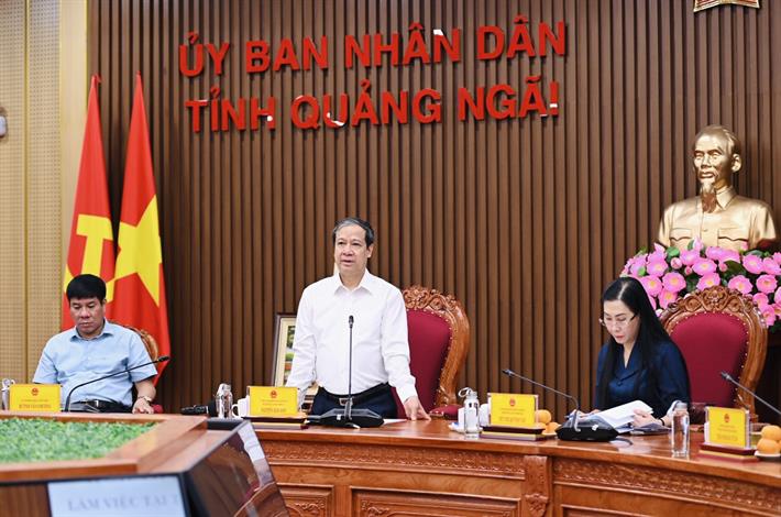 Bộ trưởng Nguyễn Kim Sơn phát biểu tại buổi làm việc. Ảnh: MOET.