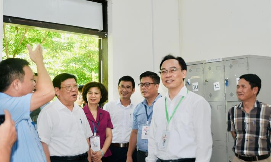 Thứ trưởng Hoàng Minh Sơn kiểm tra công tác chuẩn bị tại Điểm thi Trường THPT Chuyên Nguyễn Bỉnh Khiêm - Đây cũng dự kiến là Điểm chấm thi của tỉnh Quảng Nam. Ảnh: MOET.