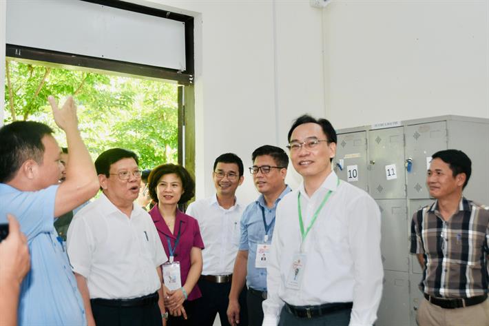 Thứ trưởng Hoàng Minh Sơn kiểm tra công tác chuẩn bị tại Điểm thi Trường THPT Chuyên Nguyễn Bỉnh Khiêm - Đây cũng dự kiến là Điểm chấm thi của tỉnh Quảng Nam. Ảnh: MOET.