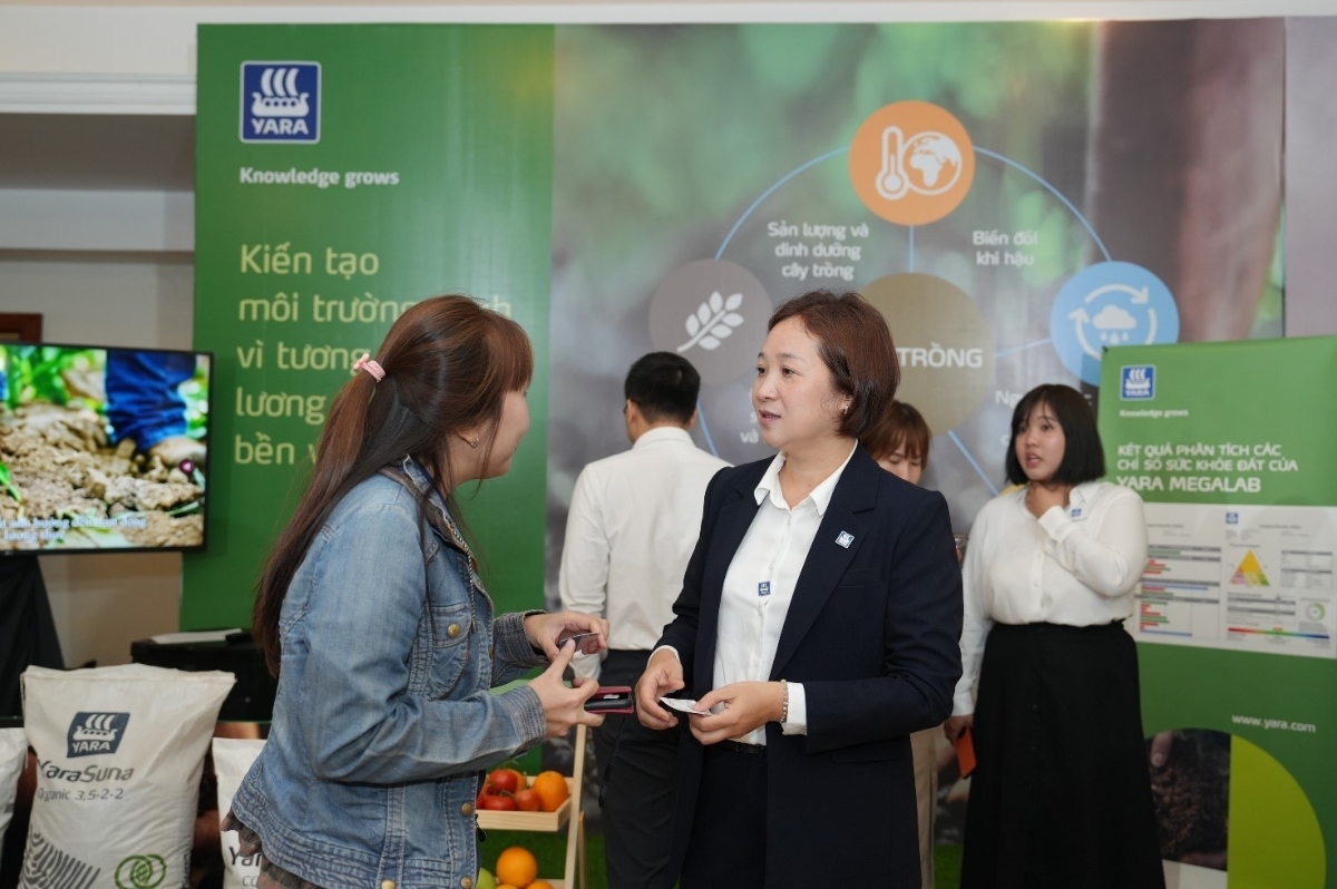 Bà Nguyễn Thị Lan Hương, Giám đốc Phát triển Bền vững Yara Việt Nam, chia sẻ tại Hội nghị. (Ảnh: Yara Việt Nam).