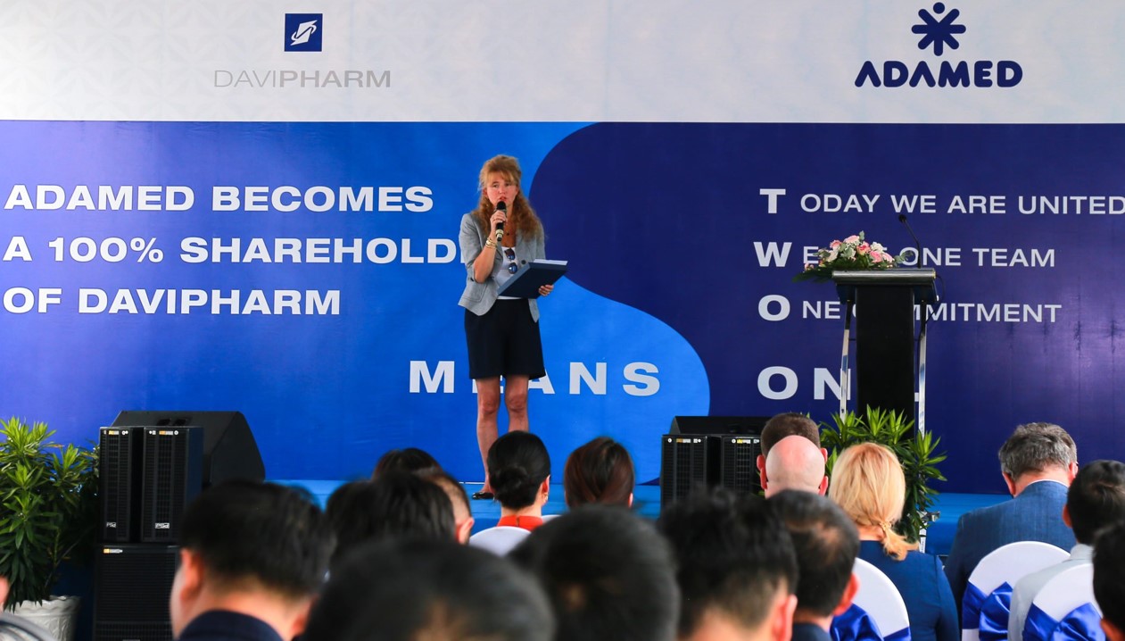 Tiến sĩ &ndash; B&aacute;c sĩ Malgorzata Adamkiewicz, Chủ tịch Hội đồng quản trị Adamed Pharma, ph&aacute;t biểu khi đến thăm nh&agrave; m&aacute;y sản xuất của Davipharm tại B&igrave;nh Dương ng&agrave;y 27/4/2023.