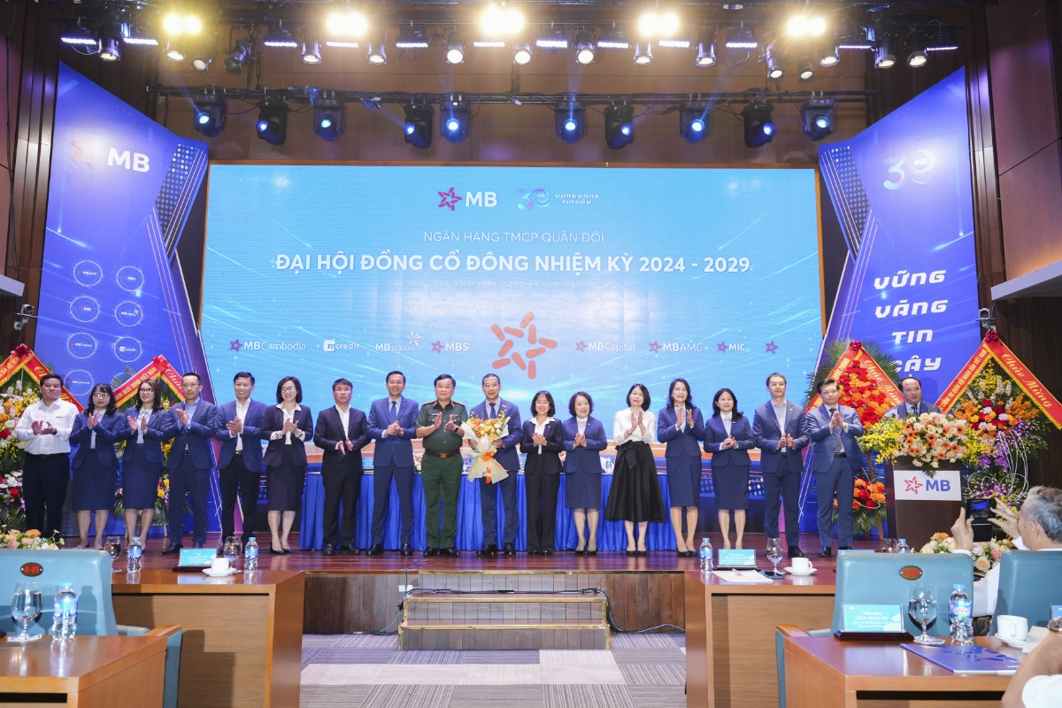 Hội đồng Quản trị Ng&acirc;n h&agrave;ng qu&acirc;n đội MB Bank nhiệm kỳ mới ra mắt Đại hội.