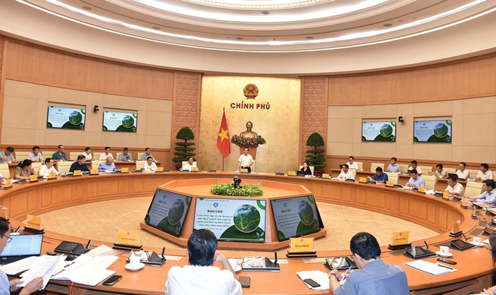 Phó Thủ tướng Trần Lưu Quang chủ trì phiên họp Hội đồng thẩm định Quy hoạch lâm nghiệp quốc gia. Ảnh VPG.