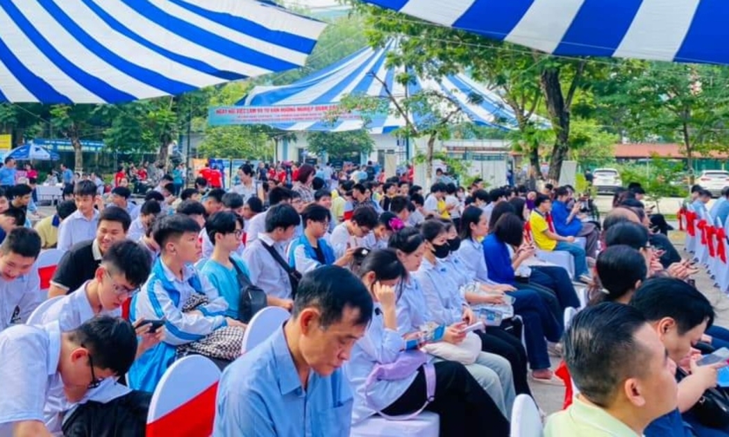 Người lao động tham gia ngày hội việc làm.