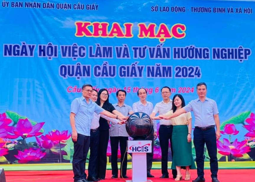 Khai mạc ngày hội việc làm.