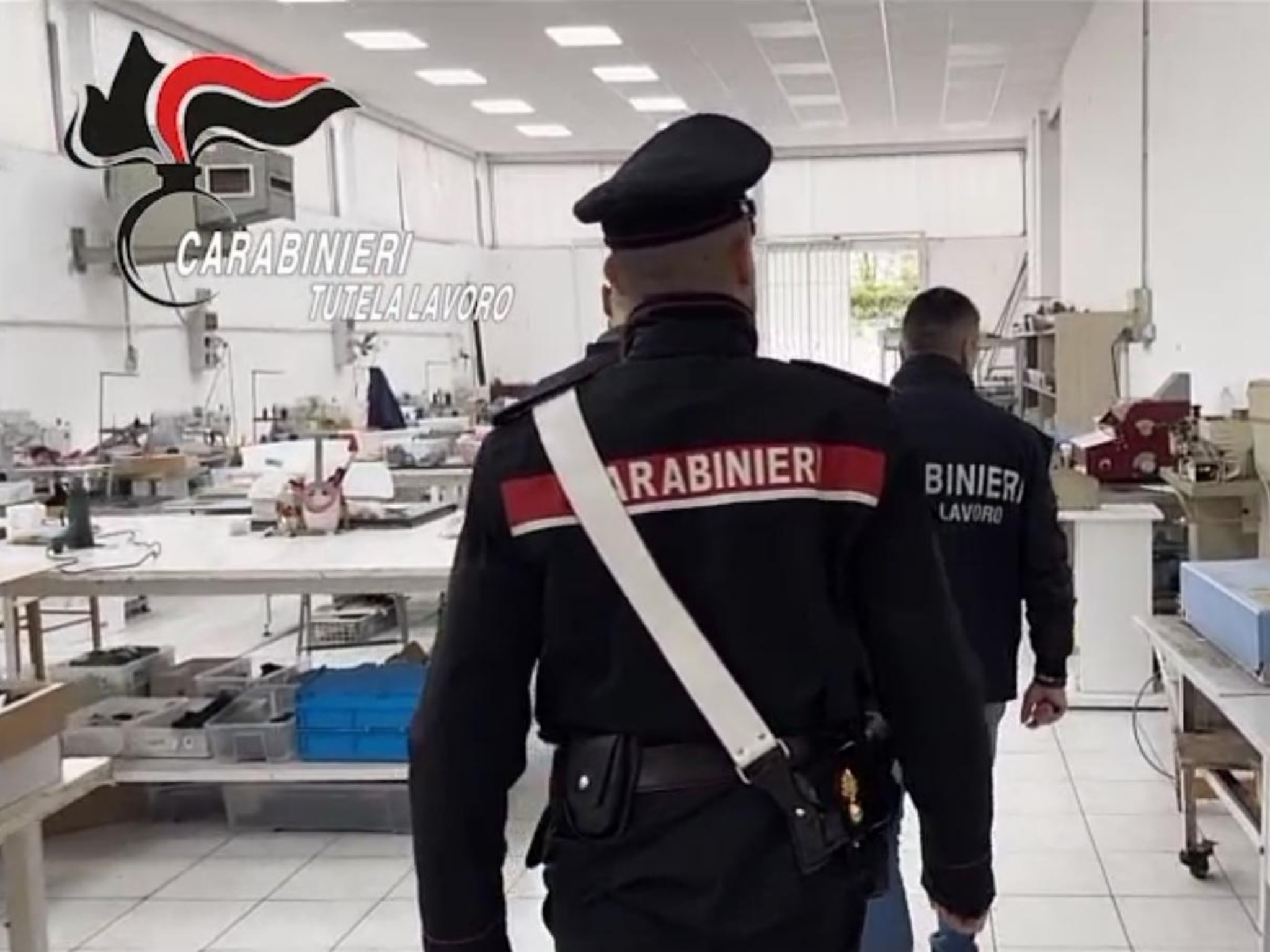 Il Comando Carabinieri per la Tutela del Lavoro - cơ quan trực thuộc ch&iacute;nh quyền &Yacute; chịu tr&aacute;ch nhiệm bảo vệ người lao động - đ&atilde; ph&aacute;t hiện t&igrave;nh trạng lạm dụng lao động nghi&ecirc;m trọng tại xưởng sản xuất t&uacute;i x&aacute;ch Dior trực thuộc&nbsp;Dior Manufactures SRL.