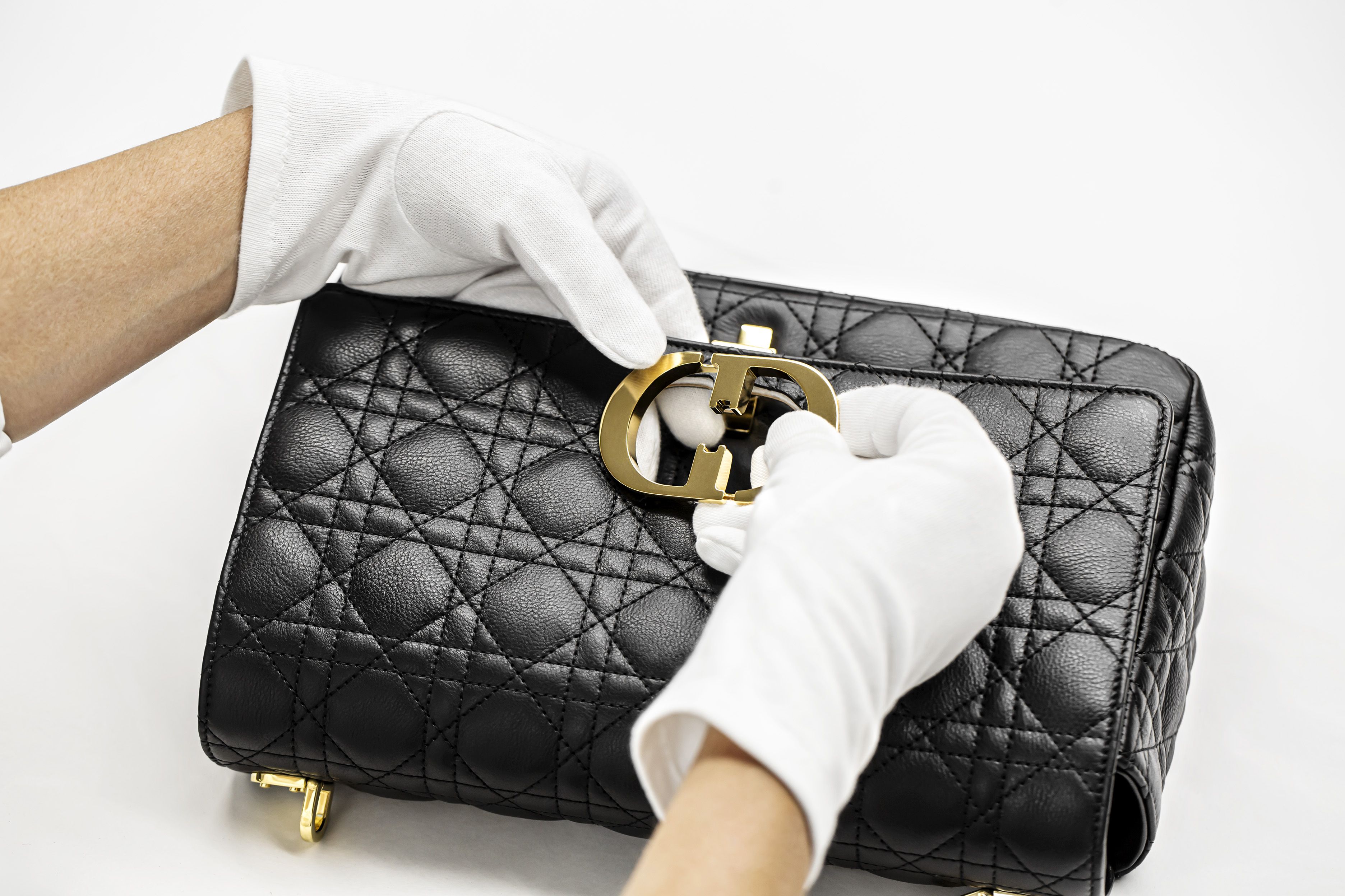 Một nhà cung cấp do Trung Quốc sở hữu có thể tính phí cho Dior chỉ 53 euro cho một chiếc túi xách được bán lẻ với giá 2.600 euro.