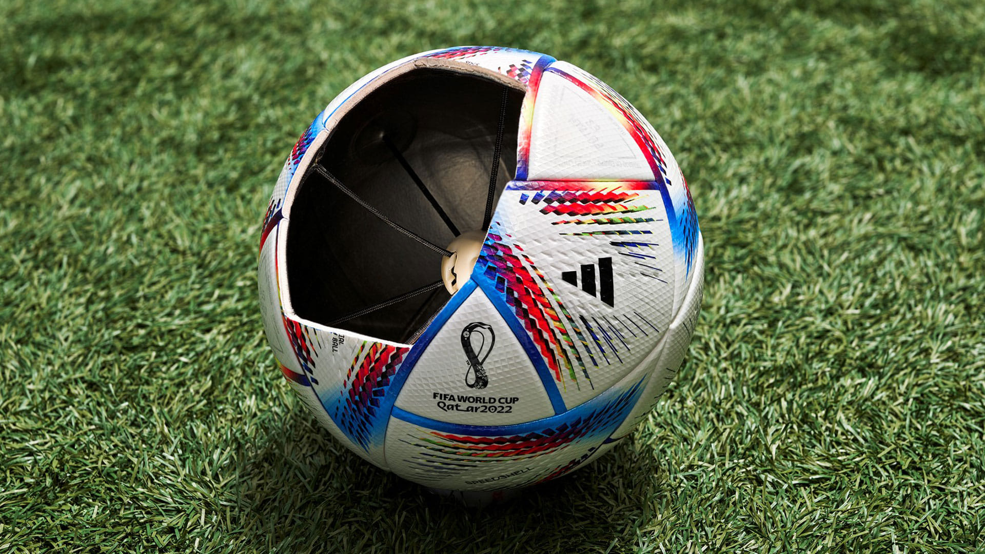 Trái bóng thông minh có tên Fussballliebe (Tình yêu bóng đá) do chính nước chủ nhà sản xuất.