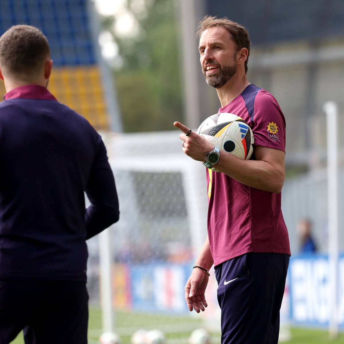 Huấn luyện viên Gareth Southgate và các cầu thủ Anh luôn đeo nhẫn thông minh trên sân tập.