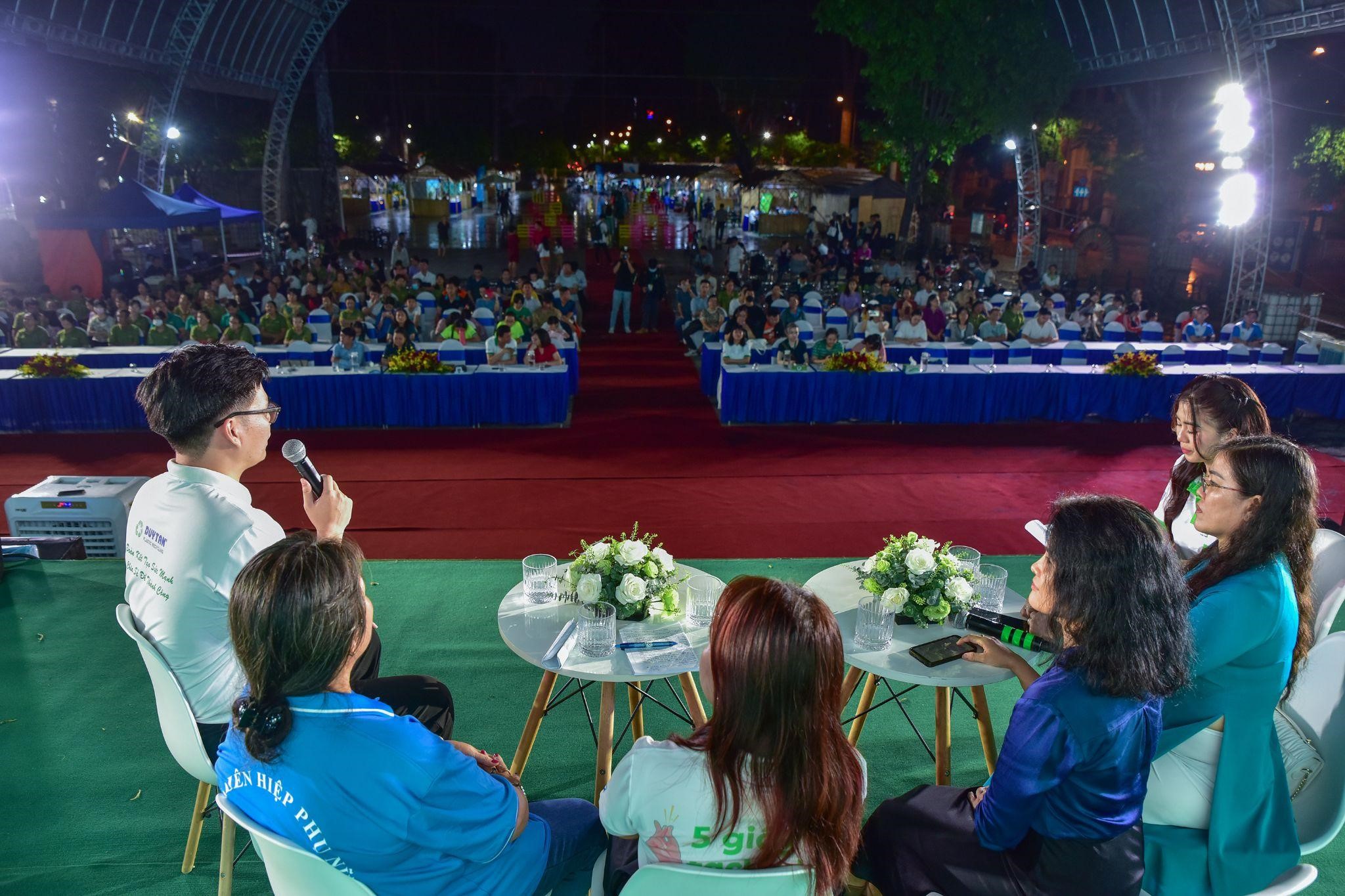 Tọa đàm thu hút sự quan tâm, lắng nghe của nhiều người tham gia Ngày hội Sống xanh Ảnh: Lê Quân