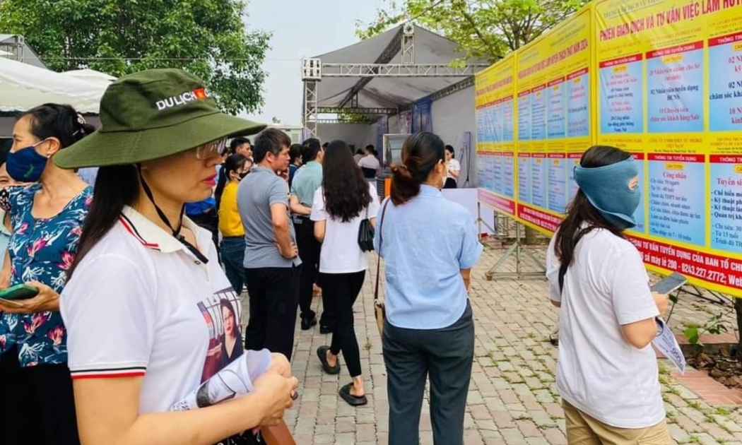 Người lao động theo dõi thông tin tuyển dụng việc làm tại Hà Nội. Ảnh: N.Dương.