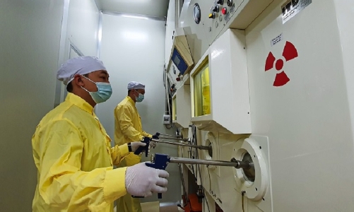 Để ứng dụng năng lượng nguyên tử vào phát triển kinh tế xã hội