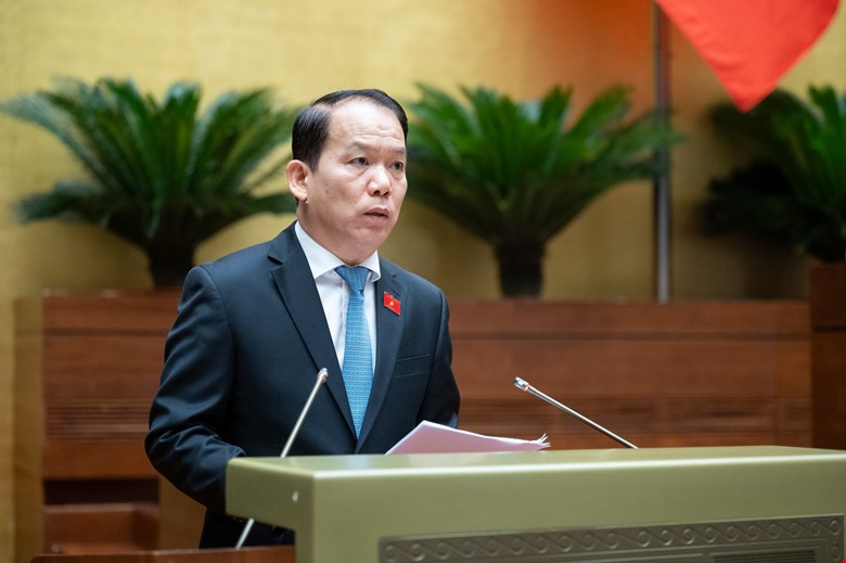 Chủ nhiệm Ủy ban Pháp luật của Quốc hội Hoàng Thanh Tùng trình bày Báo cáo thẩm tra dự án Luật Công chứng (sửa đổi).